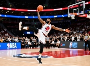 篮球名将花式表演吸引大批球迷