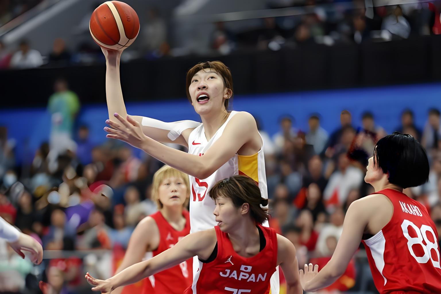 中国女篮昨晚对阵日本女篮精彩瞬间全场93-61大胜对手